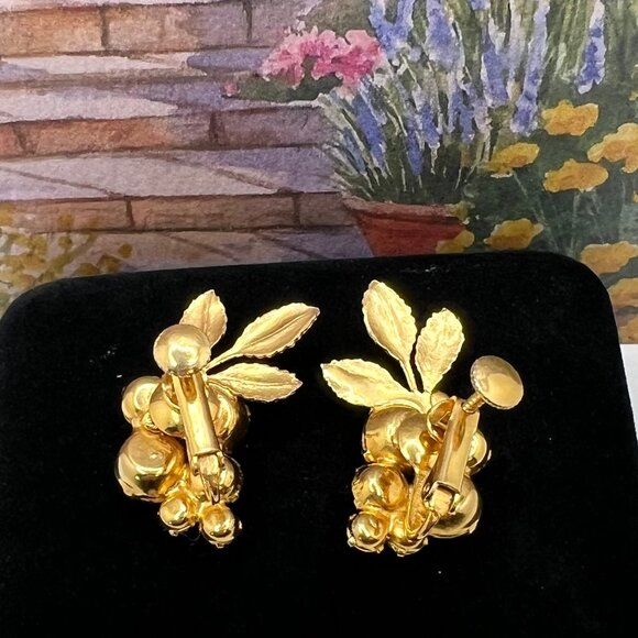 Vintage Lavender Purple Glass Grape Motif Screw-back Earrings - Picture 11 of 11